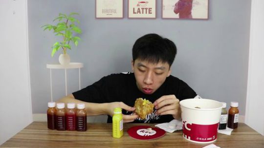 小伙试吃7款“韩式炸鸡酱”，到底哪款最适合炸鸡？