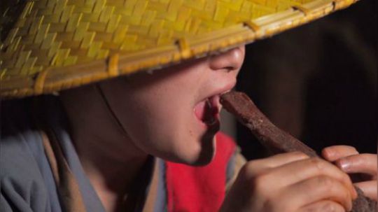 牛肉干还能这样吃？放水里泡6小时再用铁板烤，这味道真让人着迷