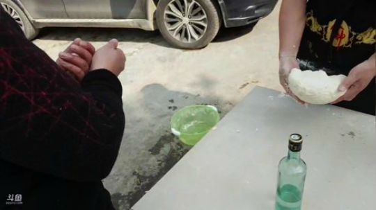 在家自己包饺子。 2020-02-11 13点场