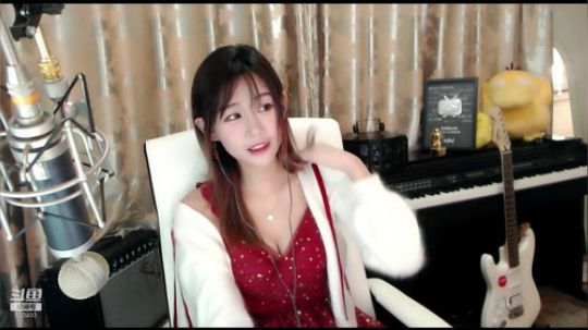 秋雨为裳发布了一个斗鱼视频2020-02-14