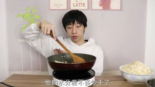 五斤鸡胸肉可以做多少肉松？小伙花了整整36小时才把五斤做完！