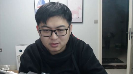 我在斗鱼看火力堂主直播户外