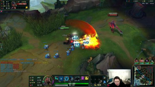 我在斗鱼看即将拥有人鱼线的PDD直播英雄联盟