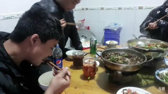 喝点小酒聊聊天。 2020-02-25 16点场