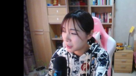 黑板君爱喝酸奶发布了一个斗鱼视频2020-02-25