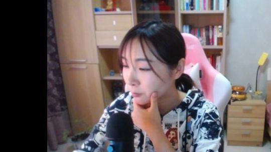 黑板君爱喝酸奶发布了一个斗鱼视频2020-02-25