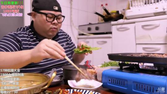 我在斗鱼看暖声小靖哥直播美食视频