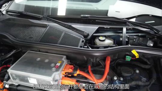 超猛用料公路恐龙，路上行人多留神