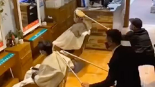 要保持一米以上的安全距离[呲牙]