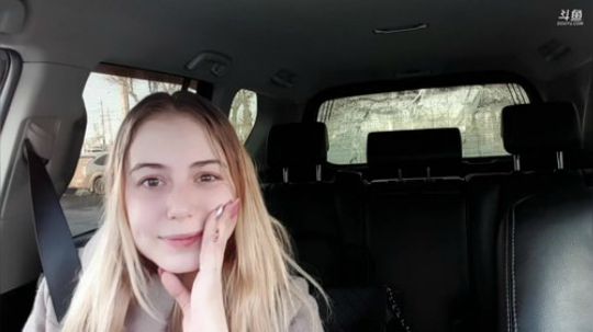 俄罗斯美女变身女仆。 2020-03-01 15点场