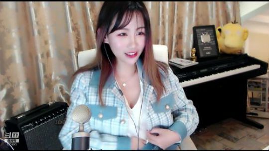 秋雨为裳发布了一个斗鱼视频2020-03-01
