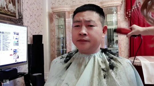 临时请来理发师。 2020-03-01 08点场