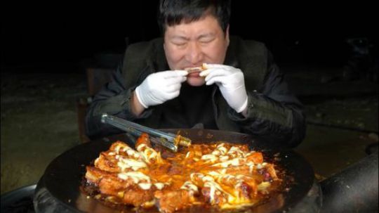 中字：韩国吃播兴森，自制芝士辣排骨，一个人吃得太香了