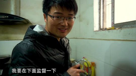 老妈做油泼面，大sao买半扇猪头肉加餐，油泼辣子配大蒜，辣怕