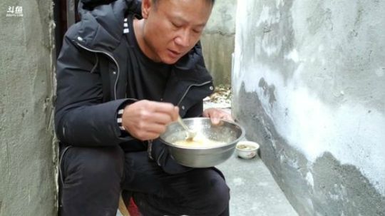 我在斗鱼看黑哥户外直播户外