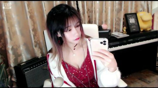 秋雨为裳发布了一个斗鱼视频2020-03-09