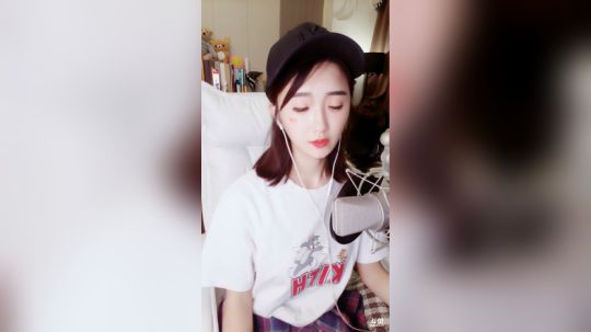 登月团丶离去发布了一个斗鱼视频2020-03-09