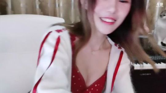 秋雨为裳发布了一个斗鱼视频2020-03-10