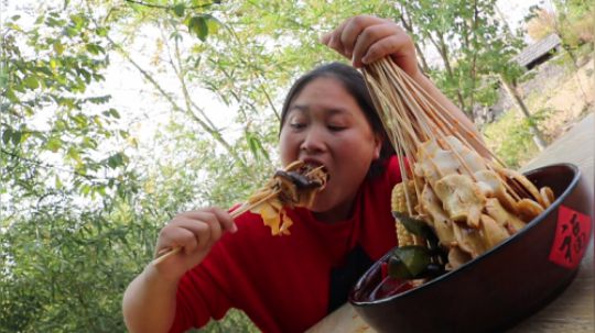 陳說美食_胖妹倆口子吃燒烤,30串羊肉10條大蝦,一桌子菜,大口擼串吃