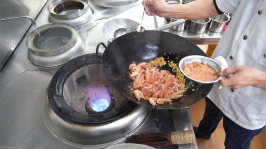 厨师长教你：“椒盐虾”的家常做法，口感酥脆味道很赞，先收藏了