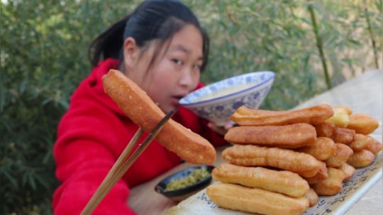 陳說美食_胖妹進深山賞花,風景美不勝收,又做2個拿手菜,老公差點吃到