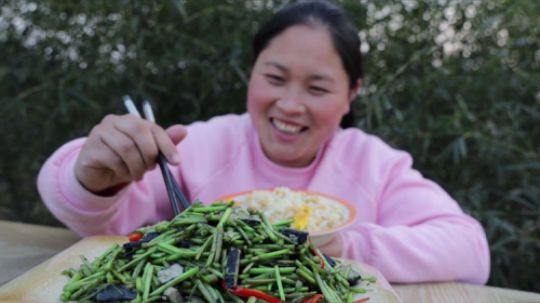 陳說美食_胖妹進深山賞花,風景美不勝收,又做2個拿手菜,老公差點吃到