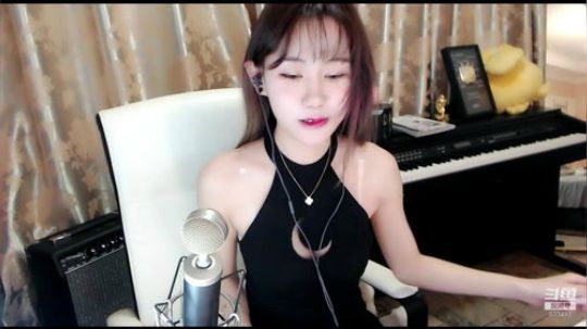 秋雨为裳发布了一个斗鱼视频2020-03-15
