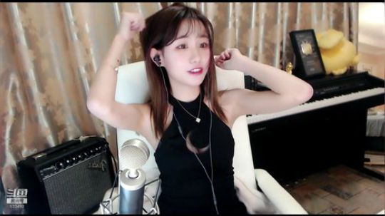 秋雨为裳发布了一个斗鱼视频2020-03-15