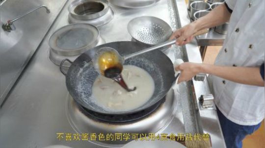 厨师长教你：“水晶猪耳”的家常做法，味道很棒先收藏了
