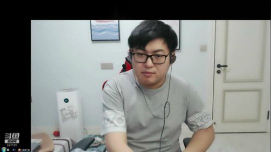 我在斗鱼看火力堂主直播户外