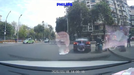 被路人 阿姨比了个