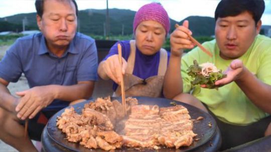 全家人一起吃妈妈做的腌烤猪排，肉嫩又有嚼劲，菠萝才是关键哦！