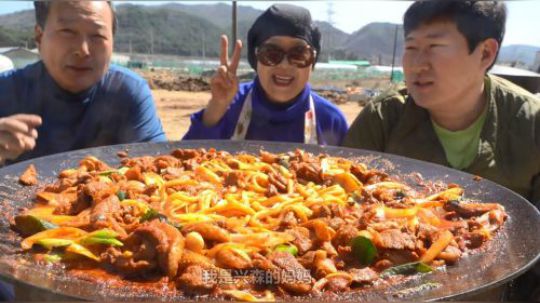 乌冬面和烤鸭肉真是绝配，爸爸妈妈吃得很开心，真是享受的一餐！