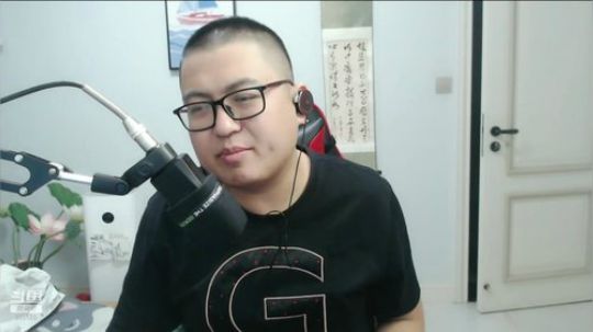 我在斗鱼看火力堂主直播户外