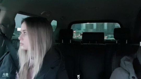 俄罗斯高颜值美女妹妹们就餐。 2020-03-27 19点场