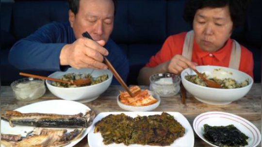 爸爸妈妈吃烤鲭鱼和萝卜干，肉质鲜美，俩人吃得津津有味！