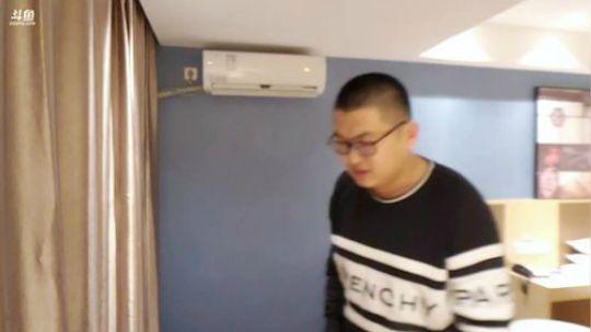 我在斗鱼看火力堂主直播户外