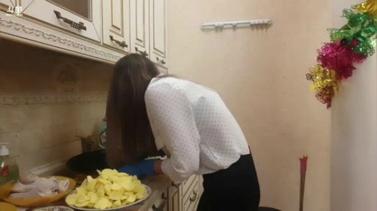 俄罗斯美女学做中国美食。 2020-03-30 20点场