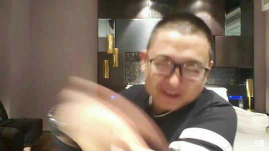 我在斗鱼看火力堂主直播户外