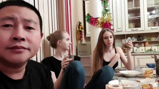 小甜心和盼盼再次一起走进直播间。 2020-03-31 23点场