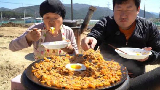 和妈妈一起享用萝卜泡菜炒饭，口感爽脆美味，连吃几大碗！