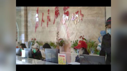 公益抗疫纪录片《微光》 呈现平凡抗疫英雄