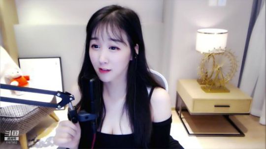我在斗鱼看珊儿兔兔兔直播舞蹈