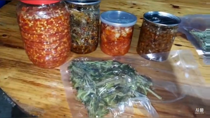 晚上烤鳜鱼草鱼。 2020-04-07 19点场