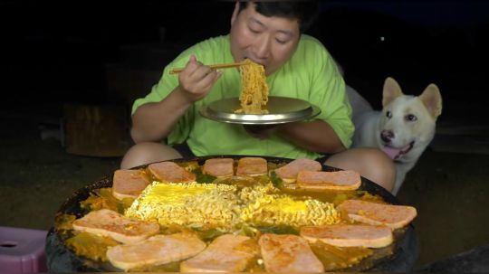 一人享用泡菜炖火腿、猪肉和方便面，美味到狼吞虎咽！