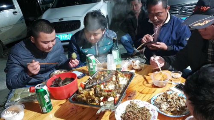 晚上烤鳜鱼草鱼。 2020-04-07 21点场