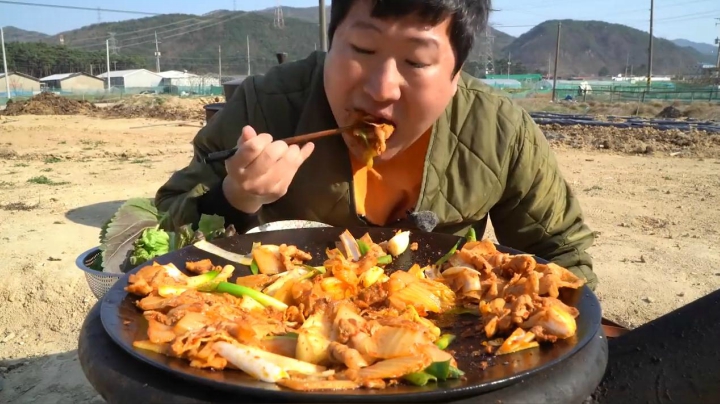 按照妈妈食谱做的大葱辣白菜炒肉，分享给大家，入口超美味！