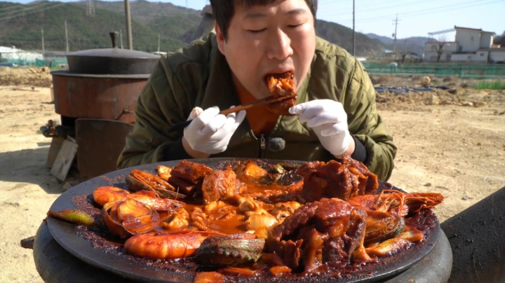 吃妈妈做的麻辣排骨配海鲜，又鲜又美味，一锅都不够吃！