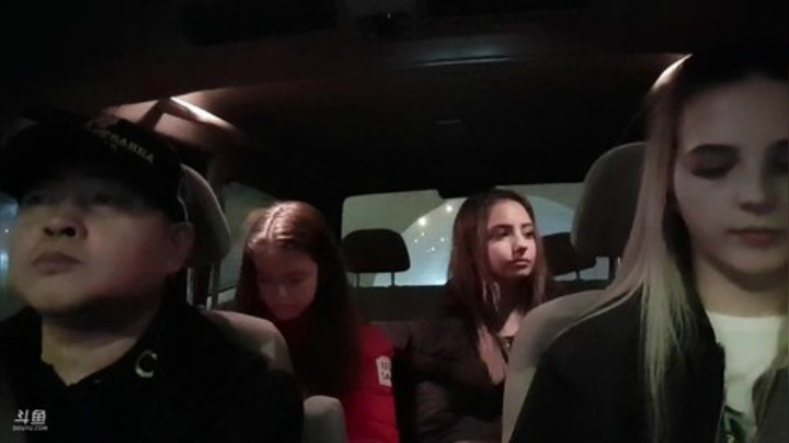 甜心美女做寿司。 2020-04-11 01点场