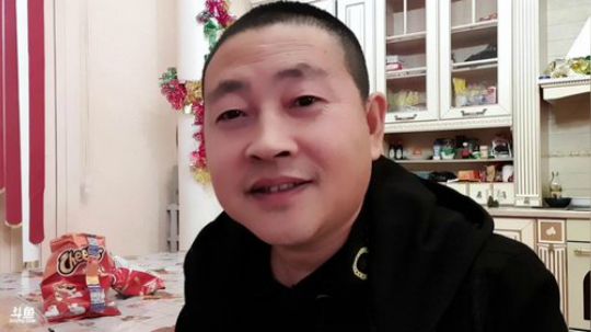 甜心美女做寿司。 2020-04-11 03点场